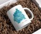 Preview: Weiße Tasse mit dem Sternzeichen-Symbol Löwe auf einem türkisfarbenen, sternenklaren Hintergrund und dem Namen ‚Annika‘. Ein personalisierbares Geschenk für Löwen und Astrologie-Fans.